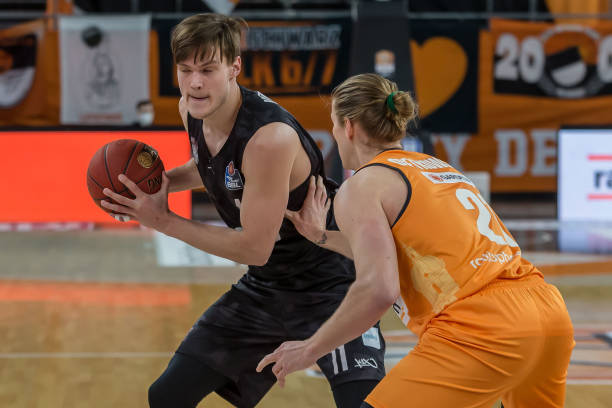 然而退出赛 然而退出赛