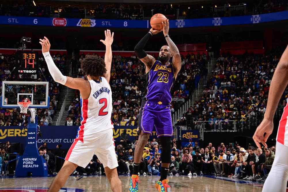 他的发球更 他的发球更